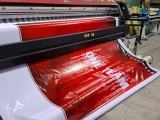 So sánh in UV và decal – giải pháp nào phù hợp và tiết kiệm hơn?