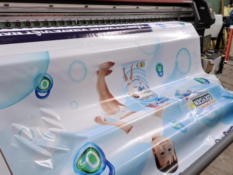 Bạt Hiflex là gì? Phân loại, độ bền & ứng dụng quảng cáo ngoài trời