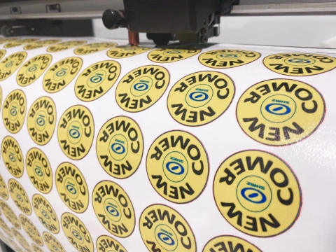 In và cắt decal theo hình – Giải pháp linh hoạt cho thương hiệu
