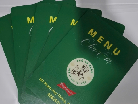 Top 5 ứng dụng in UV trong ngành F&B: menu, bảng giá, bảng chỉ dẫn